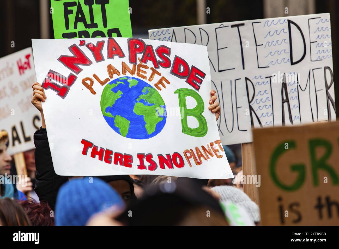 Es gibt keinen Planeten b, der auf einem selbstgemachten Plakat von ökologischen Demonstranten während eines friedlichen marsches in einem Stadtzentrum gezeigt wird Stockfoto