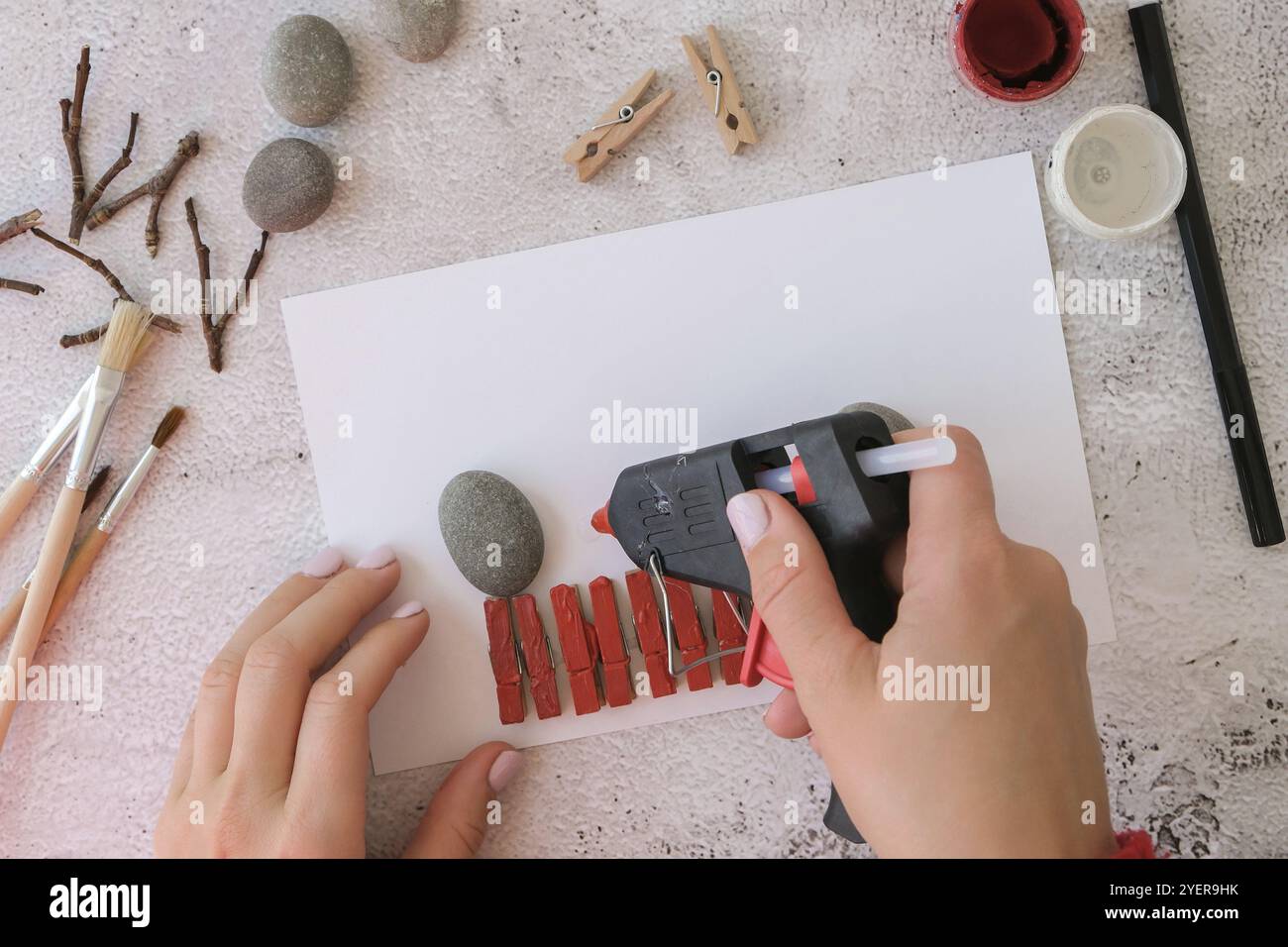 DIY Frohe Weihnachten Hirsche auf Grußkarten-Postkarte aus Kieselsteinen, Seesteinen, Wäscheklammern und Zweigen auf weißem Hintergrund. Natural Eco Style diy. G Stockfoto DIY Frohe Weihnachten Hirsche auf Grußkarten-Postkarte aus Kieselsteinen, Seesteinen, Wäscheklammern und Zweigen auf weißem Hintergrund. Natural Eco Style diy. G Stockfoto
