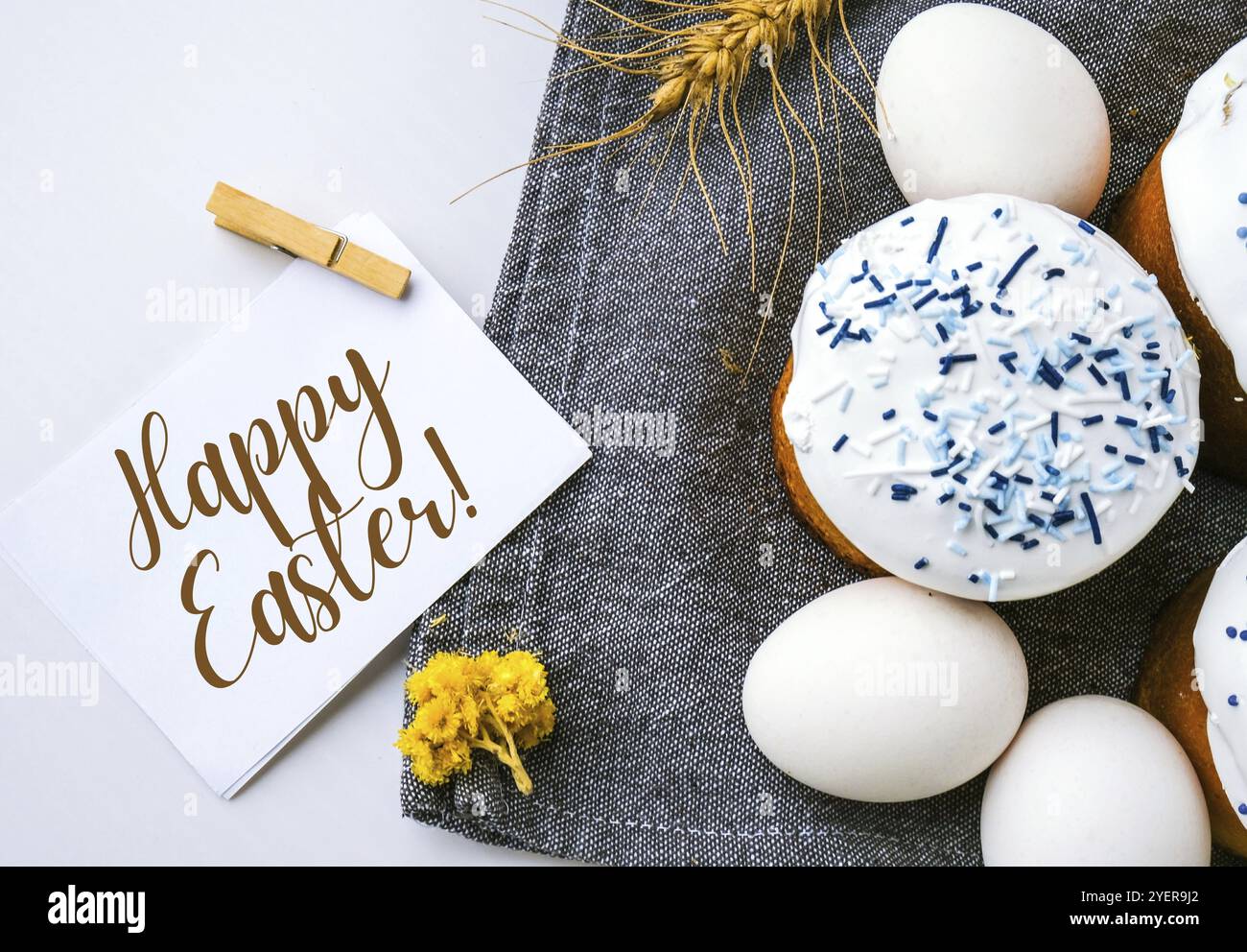 FROHE OSTERN Grußkarte Happy Day Helles Ostern. Orthodoxer Osterurlaub. Kreative stilvolle Trend hausgemachte osterkuchen und Eier. Kopieren Sie das Leerblatt pa Stockfoto