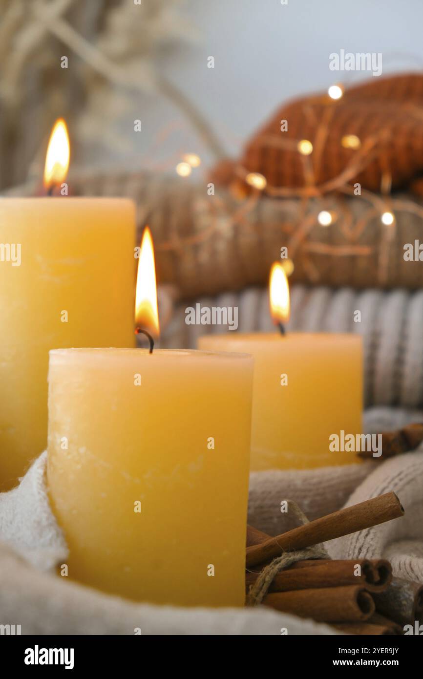 Hallo Herbst, feiern Herbstferien in gemütlichen Hause auf der Fensterbank Hygge Atmosphäre Thanksgiving Blätter, Gewürze und Kerze auf gemütlichen Strickpullover Stockfoto