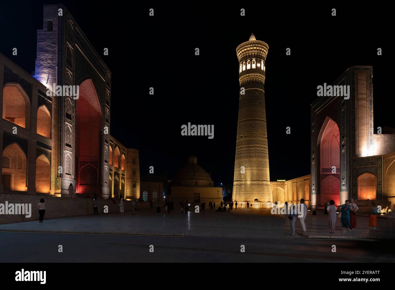 Nächtlicher Blick auf die historische Kalyan Moschee und mir-i Arabische Madrasa Moschee. Kalyan Mosque, Composing POI-Kalyan Ensemble, ist die zentrale Moschee des heiligen Bukha Stockfoto