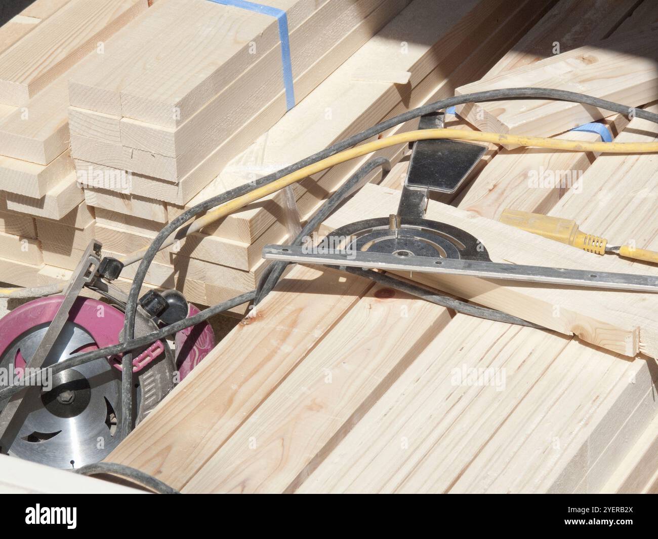 Zimmermannswerkzeuge und Holz Stockfoto