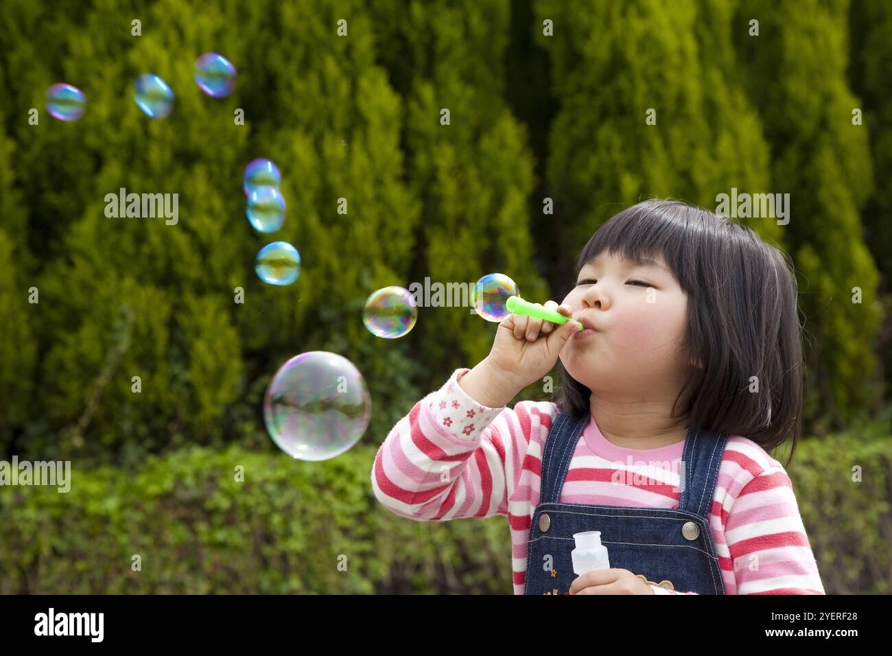 Mädchen spielt mit Seifenblasen Stockfoto