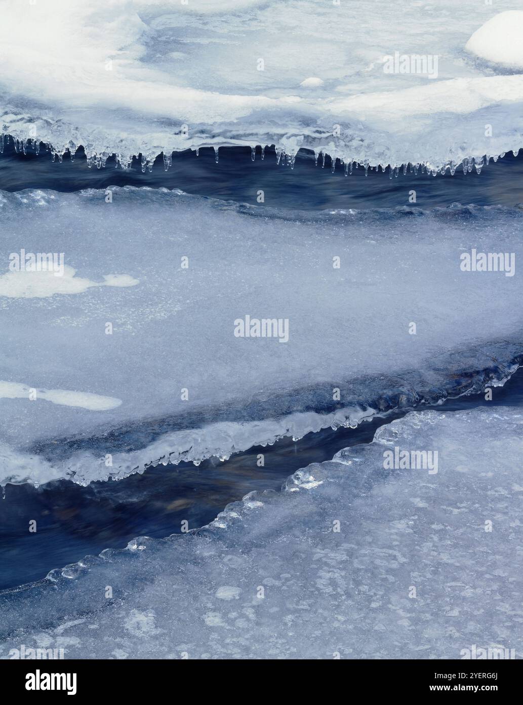 Eis und Schnee bedecken einen Bach unter dem Gefrierpunkt Stockfoto