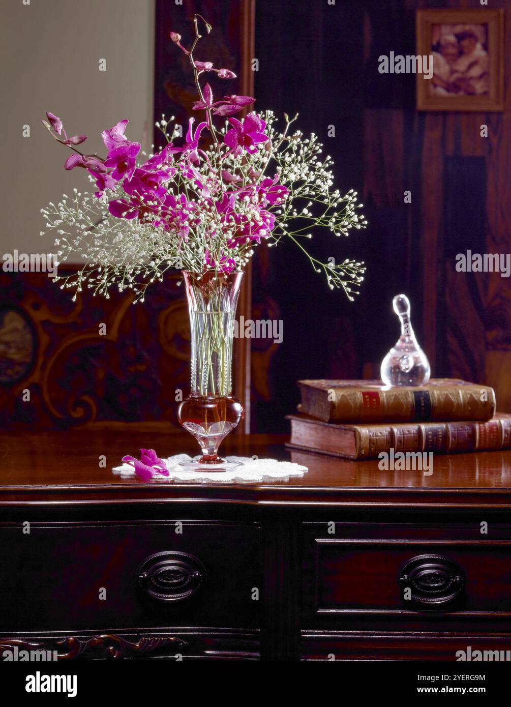 Vase mit Orchideen auf antiken Möbeln Stockfoto