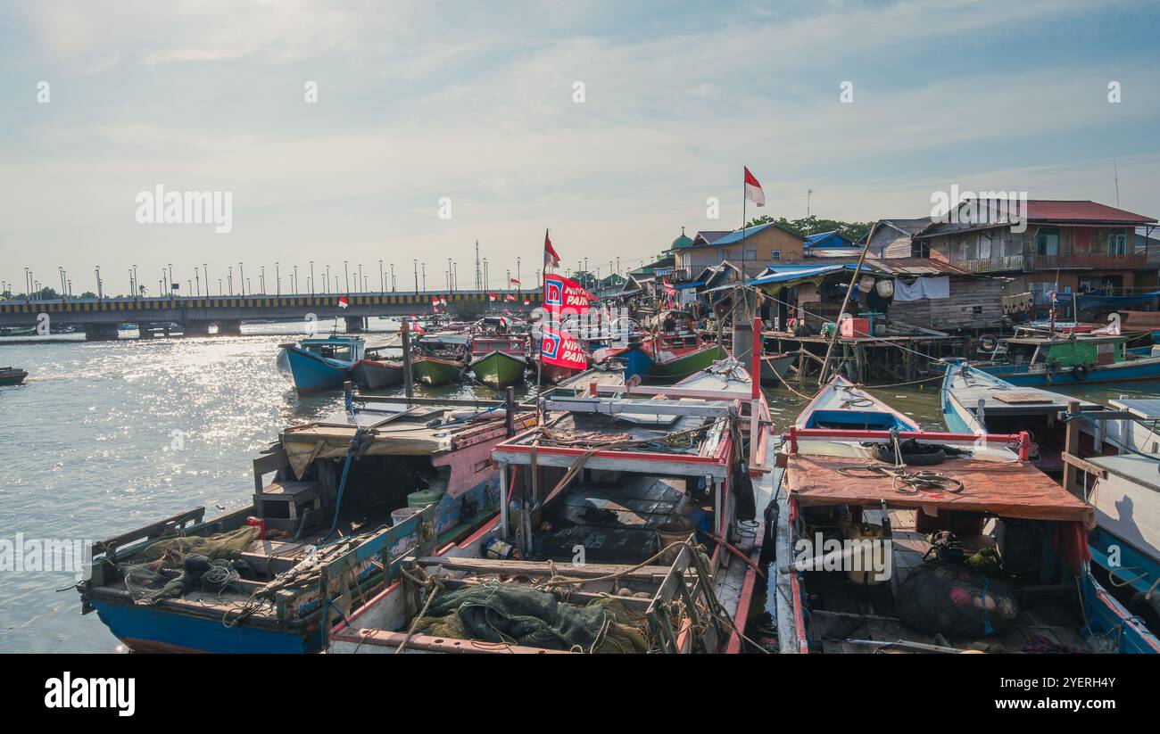 Eine Gruppe von Fischerbooten legte am Pier des Manggarenfischereimarktes in Balikpapan City an Stockfoto