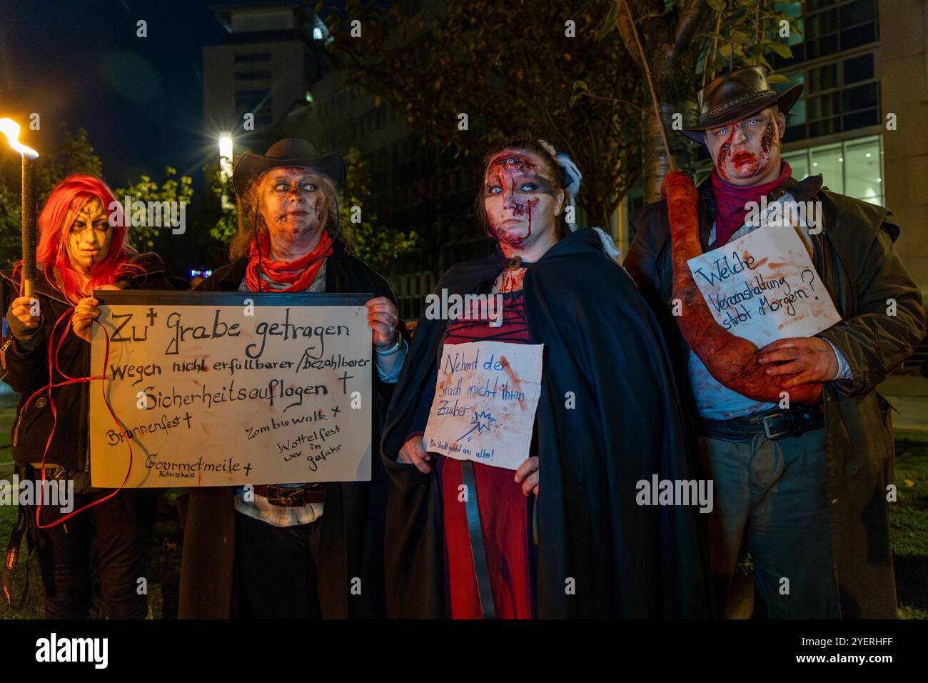 Zombiewalk Essen. 31.10.2024, EU, DEU, Deutschland, Nordrhein-Westfalen, Essen: Kundgebung und Demonstration des Bündnis Zukunftswerkstatt für die Rechte kleiner und nicht kommerzieller Veranstalter ohne unerfüllbare Sicherheitsauflagen Veranstalltungen wie den Zombie-Walk zu Helloween in Essen durchgeführt. Die Demonstration zog vom Hauptbahnhof in den Stadtteil Rüttenscheid. EU, DEU, Deutschland, Nordrhein-Westfalen, Essen: Kundgebung und Demonstration der Bündnis Zukunftswerkstatt für die Rechte kleiner und nichtkommerzieller Organisatoren auf Veranstaltungen wie den Helloween Zombie Walk in Essen Stockfoto