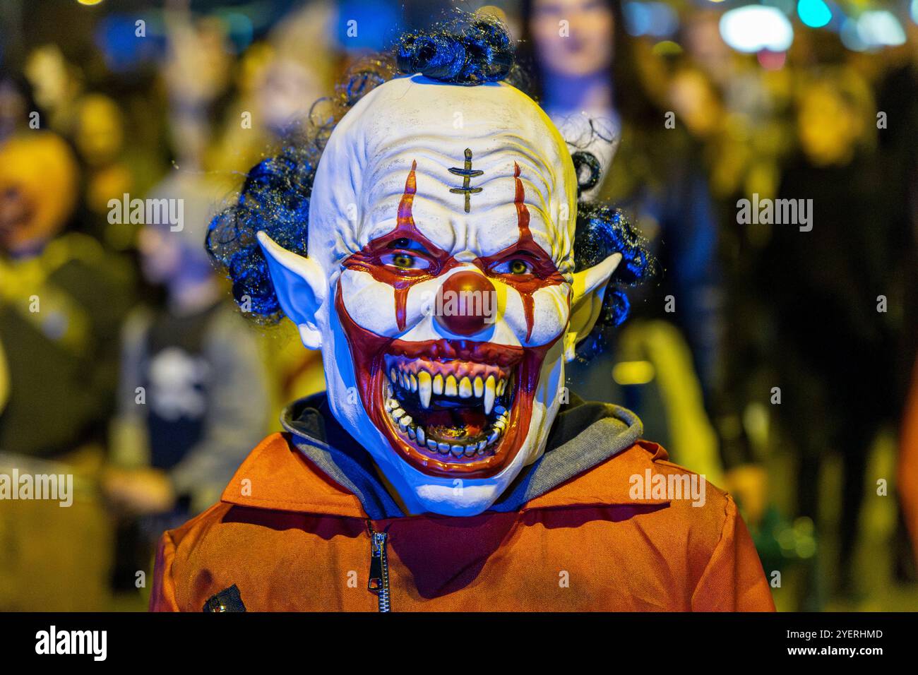 Zombiewalk Essen. 31.10.2024, EU, DEU, Deutschland, Nordrhein-Westfalen, Essen: Kundgebung und Demonstration des Bündnis Zukunftswerkstatt für die Rechte kleiner und nicht kommerzieller Veranstalter ohne unerfüllbare Sicherheitsauflagen Veranstalltungen wie den Zombie-Walk zu Helloween in Essen durchgeführt. Die Demonstration zog vom Hauptbahnhof in den Stadtteil Rüttenscheid. EU, DEU, Deutschland, Nordrhein-Westfalen, Essen: Kundgebung und Demonstration der Bündnis Zukunftswerkstatt für die Rechte kleiner und nichtkommerzieller Organisatoren auf Veranstaltungen wie den Helloween Zombie Walk in Essen Stockfoto
