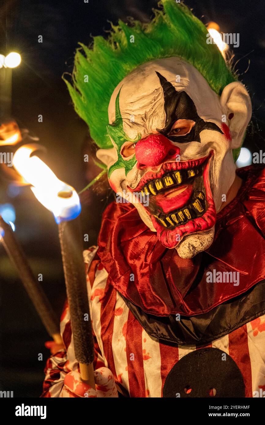 Zombiewalk Essen. 31.10.2024, EU, DEU, Deutschland, Nordrhein-Westfalen, Essen: Kundgebung und Demonstration des Bündnis Zukunftswerkstatt für die Rechte kleiner und nicht kommerzieller Veranstalter ohne unerfüllbare Sicherheitsauflagen Veranstalltungen wie den Zombie-Walk zu Helloween in Essen durchgeführt. Die Demonstration zog vom Hauptbahnhof in den Stadtteil Rüttenscheid. EU, DEU, Deutschland, Nordrhein-Westfalen, Essen: Kundgebung und Demonstration der Bündnis Zukunftswerkstatt für die Rechte kleiner und nichtkommerzieller Organisatoren auf Veranstaltungen wie den Helloween Zombie Walk in Essen Stockfoto