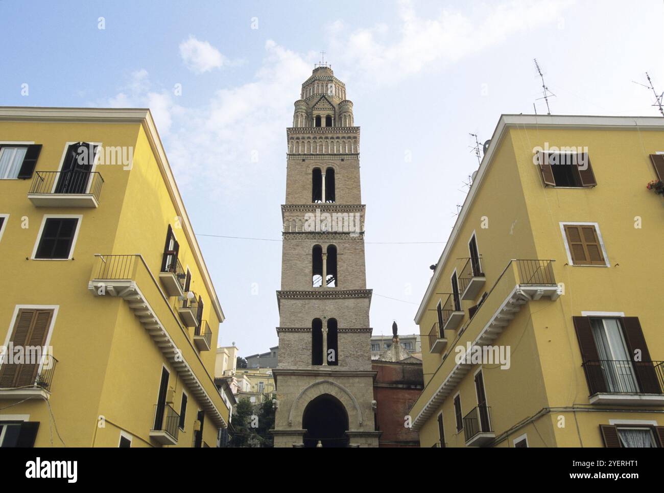 Gelbes Apartment und Glockenturm Stockfoto