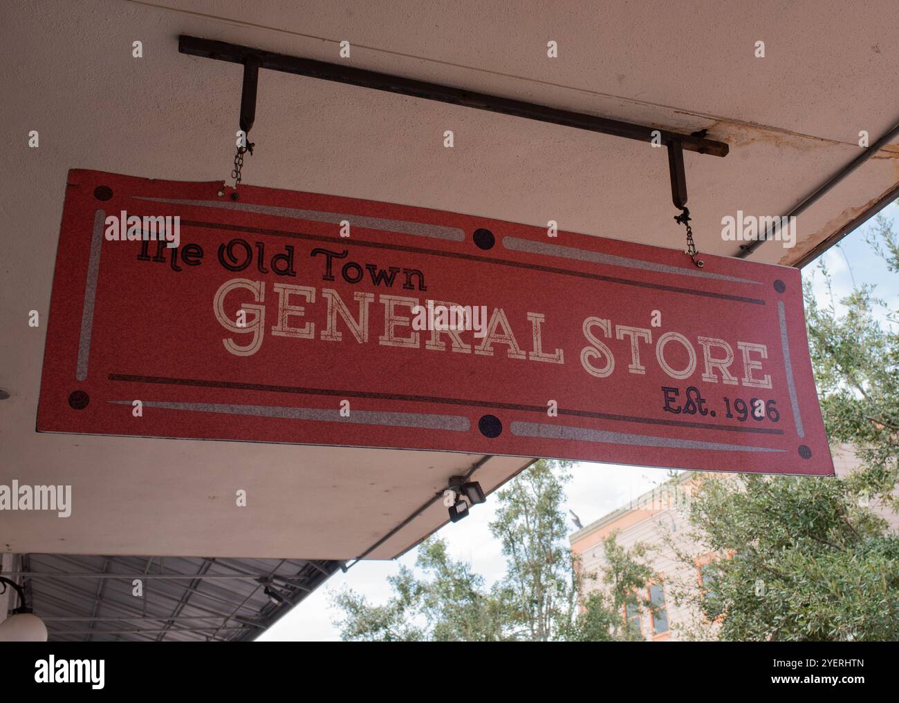 Old Town General Store Swinging Porch Schild in Old Town, Kissimmee, Florida, Vereinigte Staaten von Amerika - Oktober 2024 Stockfoto