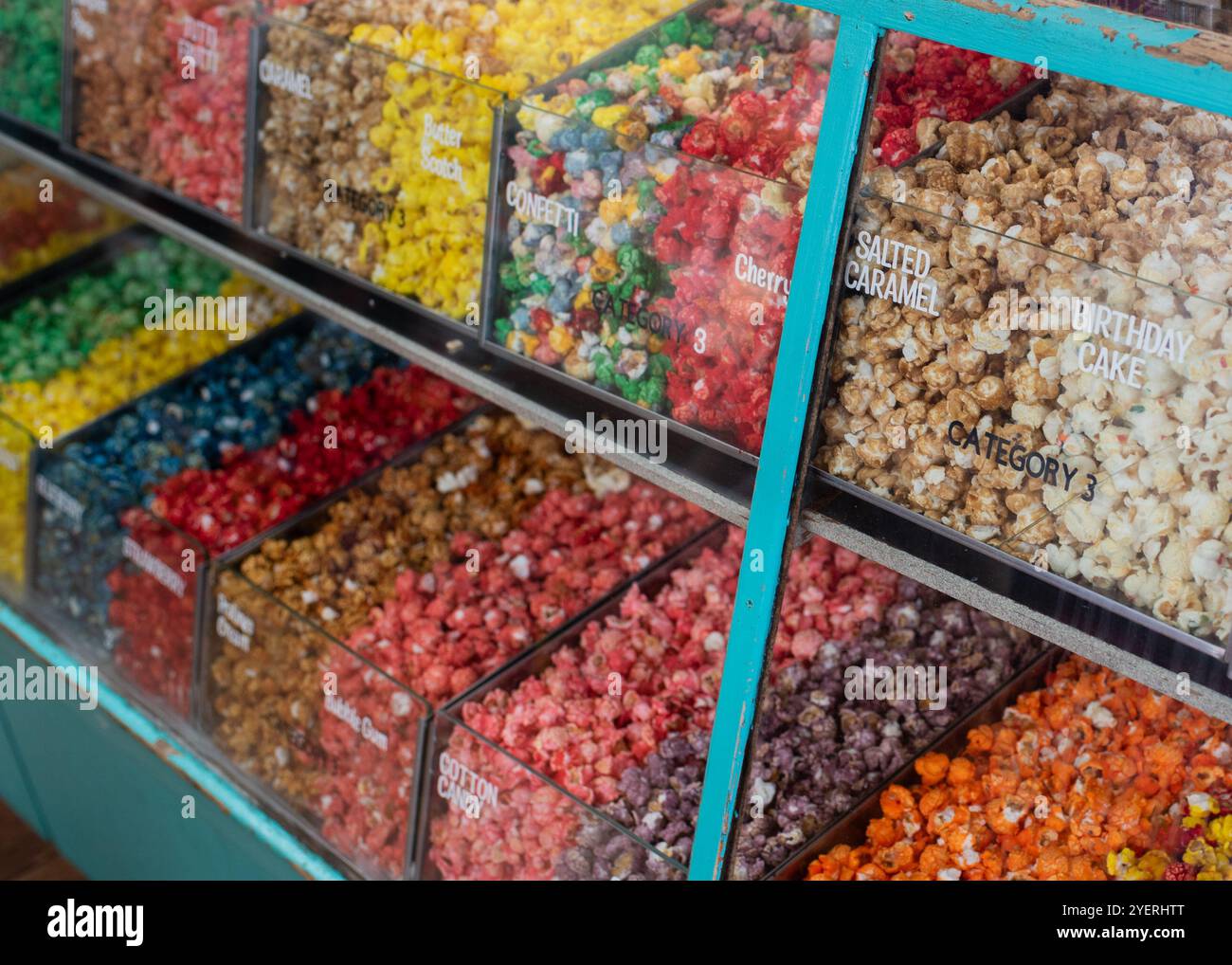 Nahaufnahme verschiedener Popcorn-Aromen im Vitrinenschrank in Old Town, Kissimmee, Florida, Amerika im Oktober 2024 Stockfoto