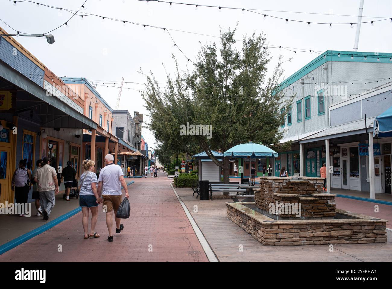 Touristen schlendern im Oktober 2024 an einem bewölkten Tag in der Altstadt von Kissimmee, Florida Stockfoto