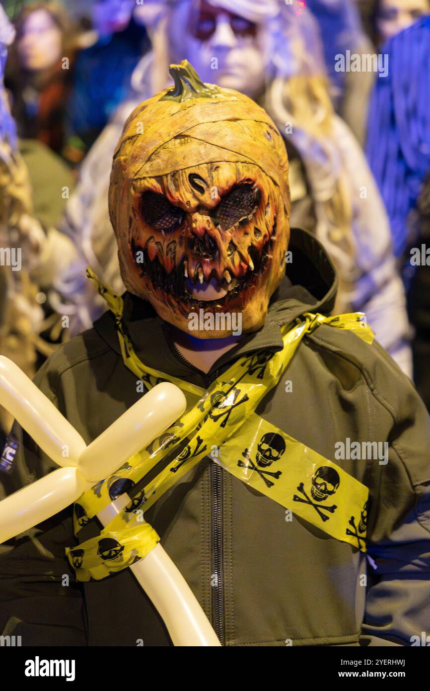 Zombiewalk Essen. 31.10.2024, EU, DEU, Deutschland, Nordrhein-Westfalen, Essen: Kundgebung und Demonstration des Bündnis Zukunftswerkstatt für die Rechte kleiner und nicht kommerzieller Veranstalter ohne unerfüllbare Sicherheitsauflagen Veranstalltungen wie den Zombie-Walk zu Helloween in Essen durchgeführt. Die Demonstration zog vom Hauptbahnhof in den Stadtteil Rüttenscheid. EU, DEU, Deutschland, Nordrhein-Westfalen, Essen: Kundgebung und Demonstration der Bündnis Zukunftswerkstatt für die Rechte kleiner und nichtkommerzieller Organisatoren auf Veranstaltungen wie den Helloween Zombie Walk in Essen Stockfoto