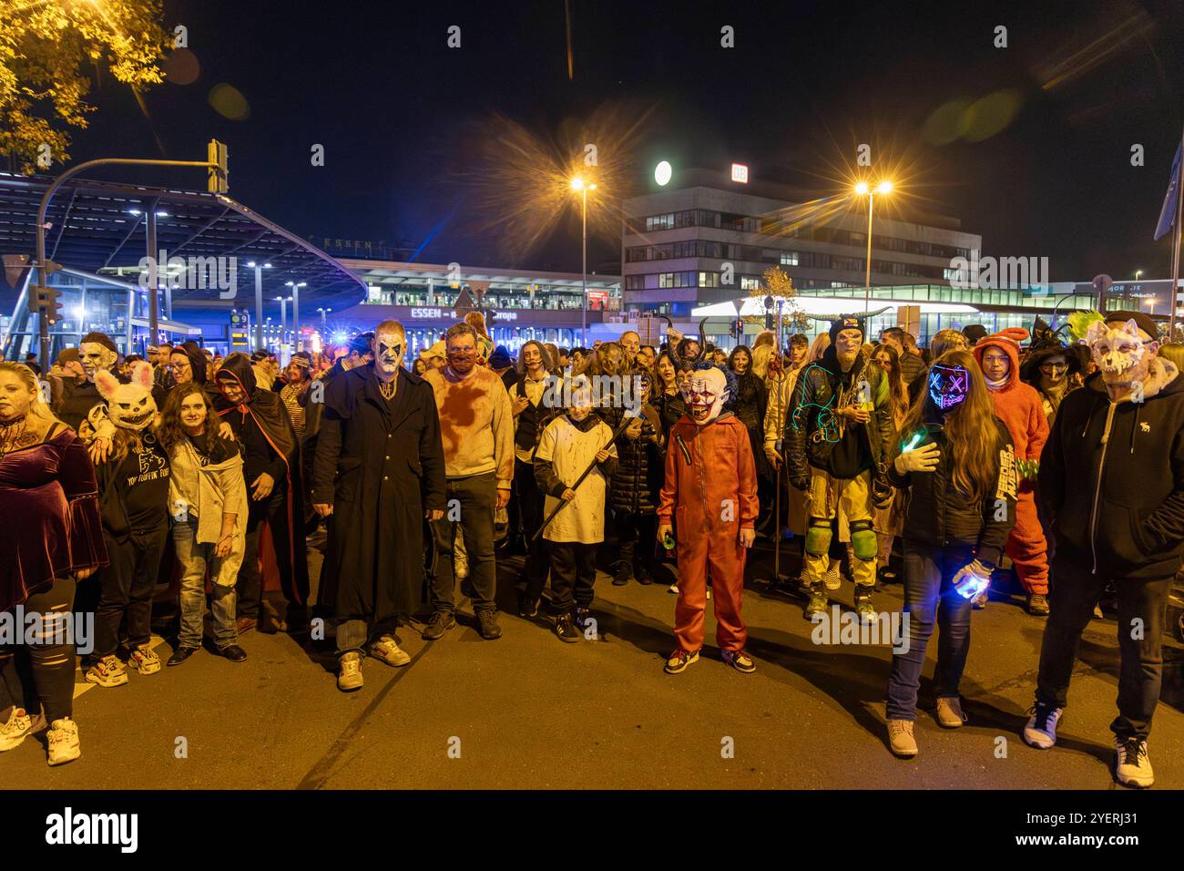 Zombiewalk Essen. 31.10.2024, EU, DEU, Deutschland, Nordrhein-Westfalen, Essen: Kundgebung und Demonstration des Bündnis Zukunftswerkstatt für die Rechte kleiner und nicht kommerzieller Veranstalter ohne unerfüllbare Sicherheitsauflagen Veranstalltungen wie den Zombie-Walk zu Helloween in Essen durchgeführt. Die Demonstration zog vom Hauptbahnhof in den Stadtteil Rüttenscheid. EU, DEU, Deutschland, Nordrhein-Westfalen, Essen: Kundgebung und Demonstration der Bündnis Zukunftswerkstatt für die Rechte kleiner und nichtkommerzieller Organisatoren auf Veranstaltungen wie den Helloween Zombie Walk in Essen Stockfoto