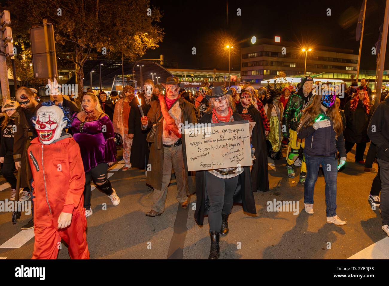 Zombiewalk Essen. 31.10.2024, EU, DEU, Deutschland, Nordrhein-Westfalen, Essen: Kundgebung und Demonstration des Bündnis Zukunftswerkstatt für die Rechte kleiner und nicht kommerzieller Veranstalter ohne unerfüllbare Sicherheitsauflagen Veranstalltungen wie den Zombie-Walk zu Helloween in Essen durchgeführt. Die Demonstration zog vom Hauptbahnhof in den Stadtteil Rüttenscheid. EU, DEU, Deutschland, Nordrhein-Westfalen, Essen: Kundgebung und Demonstration der Bündnis Zukunftswerkstatt für die Rechte kleiner und nichtkommerzieller Organisatoren auf Veranstaltungen wie den Helloween Zombie Walk in Essen Stockfoto