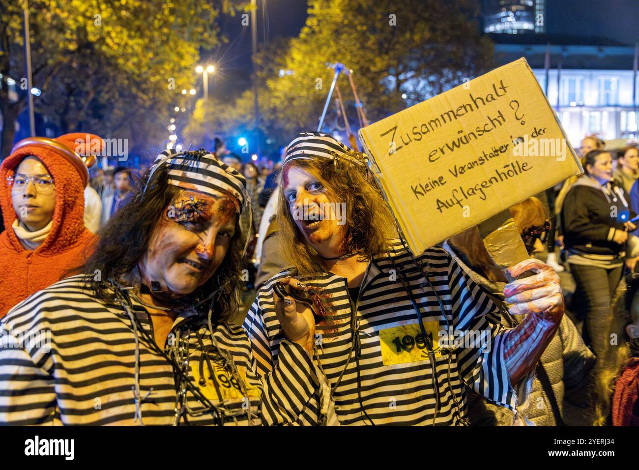 Zombiewalk Essen. 31.10.2024, EU, DEU, Deutschland, Nordrhein-Westfalen, Essen: Kundgebung und Demonstration des Bündnis Zukunftswerkstatt für die Rechte kleiner und nicht kommerzieller Veranstalter ohne unerfüllbare Sicherheitsauflagen Veranstalltungen wie den Zombie-Walk zu Helloween in Essen durchgeführt. Die Demonstration zog vom Hauptbahnhof in den Stadtteil Rüttenscheid. EU, DEU, Deutschland, Nordrhein-Westfalen, Essen: Kundgebung und Demonstration der Bündnis Zukunftswerkstatt für die Rechte kleiner und nichtkommerzieller Organisatoren auf Veranstaltungen wie den Helloween Zombie Walk in Essen Stockfoto
