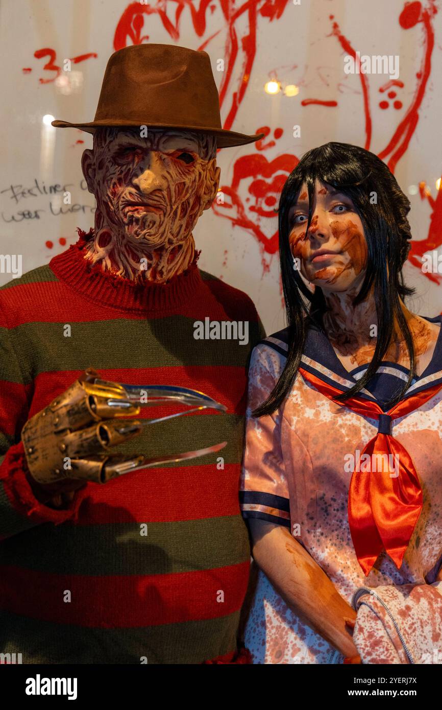 Zombiewalk Essen. 31.10.2024, EU, DEU, Deutschland, Nordrhein-Westfalen, Essen: Kundgebung und Demonstration des Bündnis Zukunftswerkstatt für die Rechte kleiner und nicht kommerzieller Veranstalter ohne unerfüllbare Sicherheitsauflagen Veranstalltungen wie den Zombie-Walk zu Helloween in Essen durchgeführt. Die Demonstration zog vom Hauptbahnhof in den Stadtteil Rüttenscheid. EU, DEU, Deutschland, Nordrhein-Westfalen, Essen: Kundgebung und Demonstration der Bündnis Zukunftswerkstatt für die Rechte kleiner und nichtkommerzieller Organisatoren auf Veranstaltungen wie den Helloween Zombie Walk in Essen Stockfoto