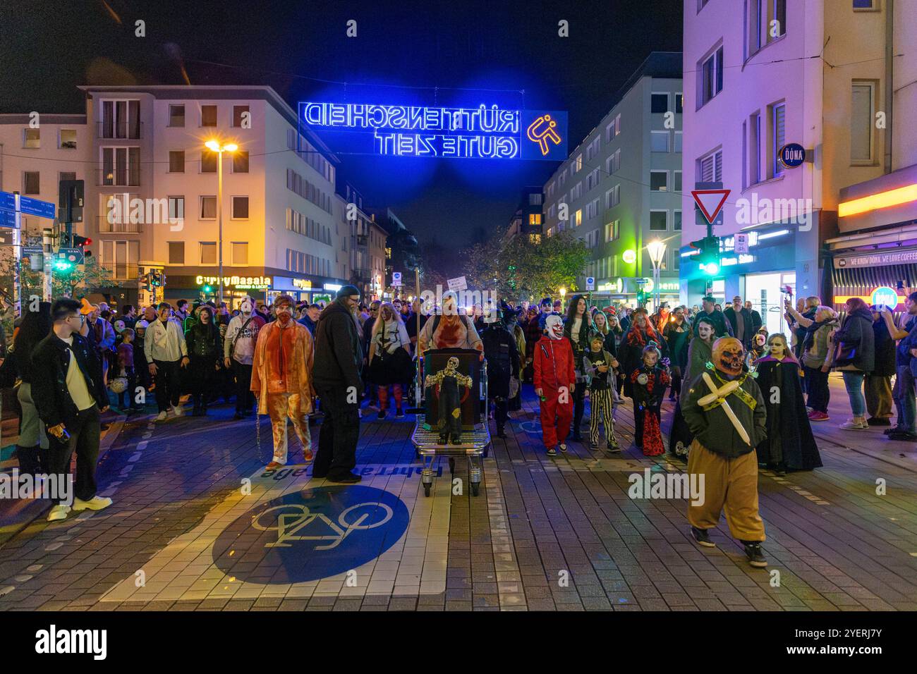 Zombiewalk Essen. 31.10.2024, EU, DEU, Deutschland, Nordrhein-Westfalen, Essen: Kundgebung und Demonstration des Bündnis Zukunftswerkstatt für die Rechte kleiner und nicht kommerzieller Veranstalter ohne unerfüllbare Sicherheitsauflagen Veranstalltungen wie den Zombie-Walk zu Helloween in Essen durchgeführt. Die Demonstration zog vom Hauptbahnhof in den Stadtteil Rüttenscheid. EU, DEU, Deutschland, Nordrhein-Westfalen, Essen: Kundgebung und Demonstration der Bündnis Zukunftswerkstatt für die Rechte kleiner und nichtkommerzieller Organisatoren auf Veranstaltungen wie den Helloween Zombie Walk in Essen Stockfoto