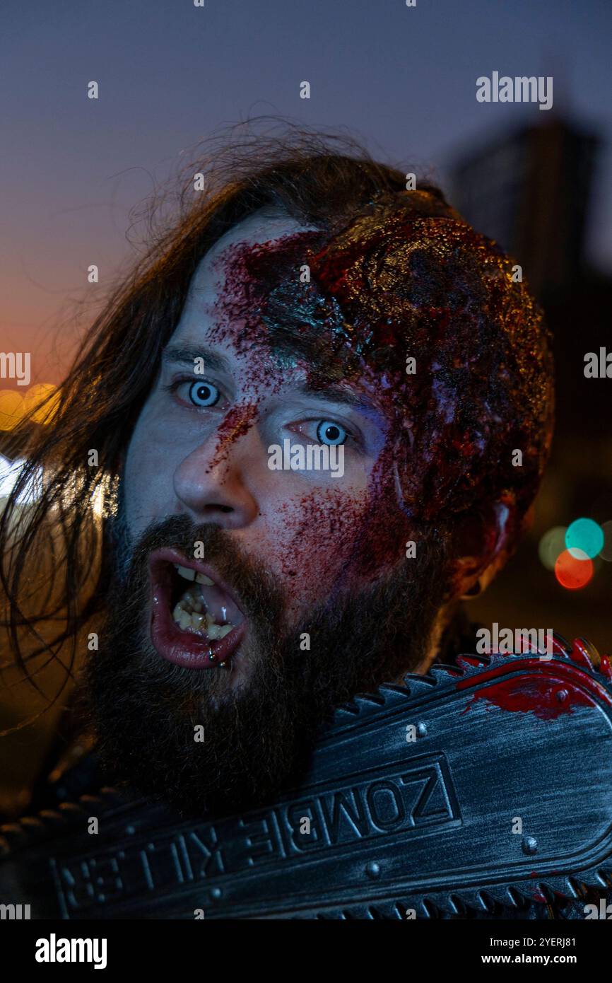 Zombiewalk Essen. 31.10.2024, EU, DEU, Deutschland, Nordrhein-Westfalen, Essen: Kundgebung und Demonstration des Bündnis Zukunftswerkstatt für die Rechte kleiner und nicht kommerzieller Veranstalter ohne unerfüllbare Sicherheitsauflagen Veranstalltungen wie den Zombie-Walk zu Helloween in Essen durchgeführt. Die Demonstration zog vom Hauptbahnhof in den Stadtteil Rüttenscheid. EU, DEU, Deutschland, Nordrhein-Westfalen, Essen: Kundgebung und Demonstration der Bündnis Zukunftswerkstatt für die Rechte kleiner und nichtkommerzieller Organisatoren auf Veranstaltungen wie den Helloween Zombie Walk in Essen Stockfoto