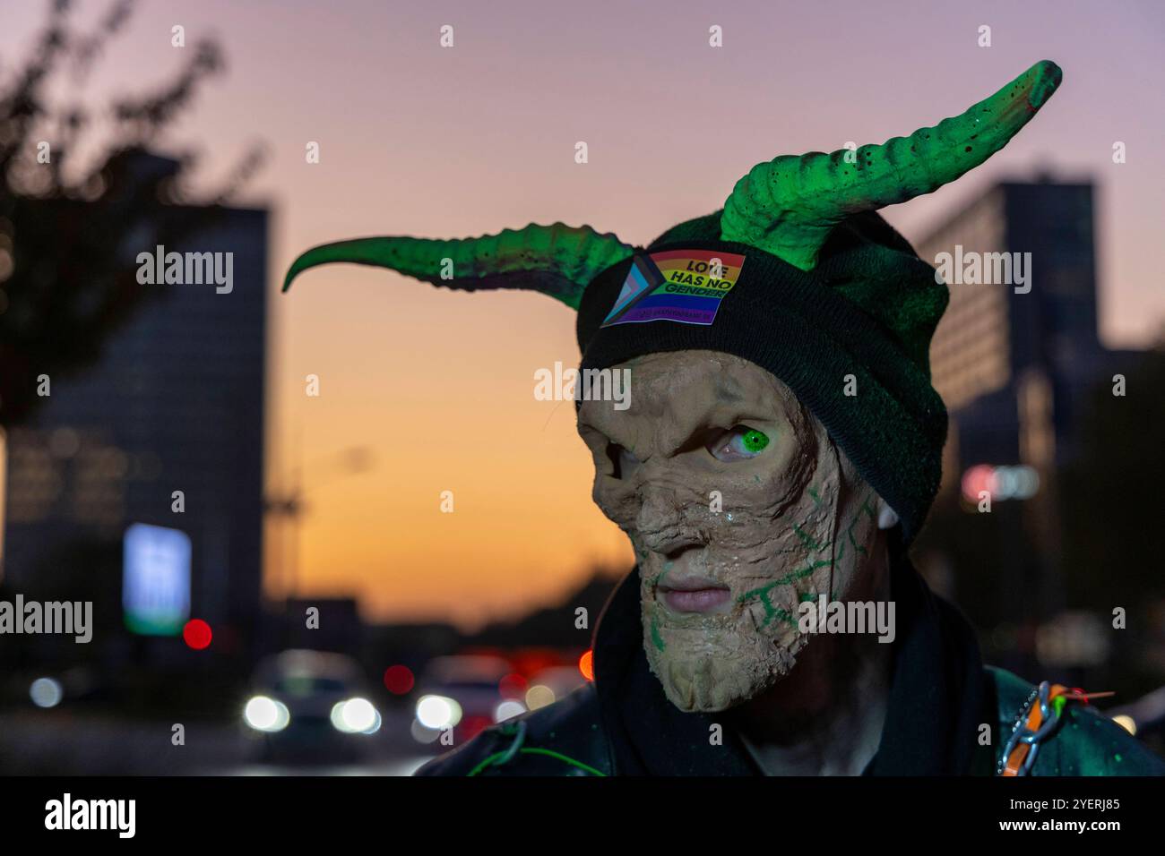 Zombiewalk Essen. 31.10.2024, EU, DEU, Deutschland, Nordrhein-Westfalen, Essen: Kundgebung und Demonstration des Bündnis Zukunftswerkstatt für die Rechte kleiner und nicht kommerzieller Veranstalter ohne unerfüllbare Sicherheitsauflagen Veranstalltungen wie den Zombie-Walk zu Helloween in Essen durchgeführt. Die Demonstration zog vom Hauptbahnhof in den Stadtteil Rüttenscheid. EU, DEU, Deutschland, Nordrhein-Westfalen, Essen: Kundgebung und Demonstration der Bündnis Zukunftswerkstatt für die Rechte kleiner und nichtkommerzieller Organisatoren auf Veranstaltungen wie den Helloween Zombie Walk in Essen Stockfoto