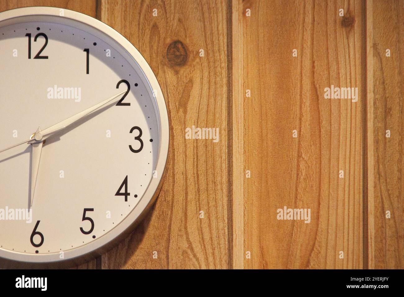 Analoge Uhr an der Wand Stockfoto