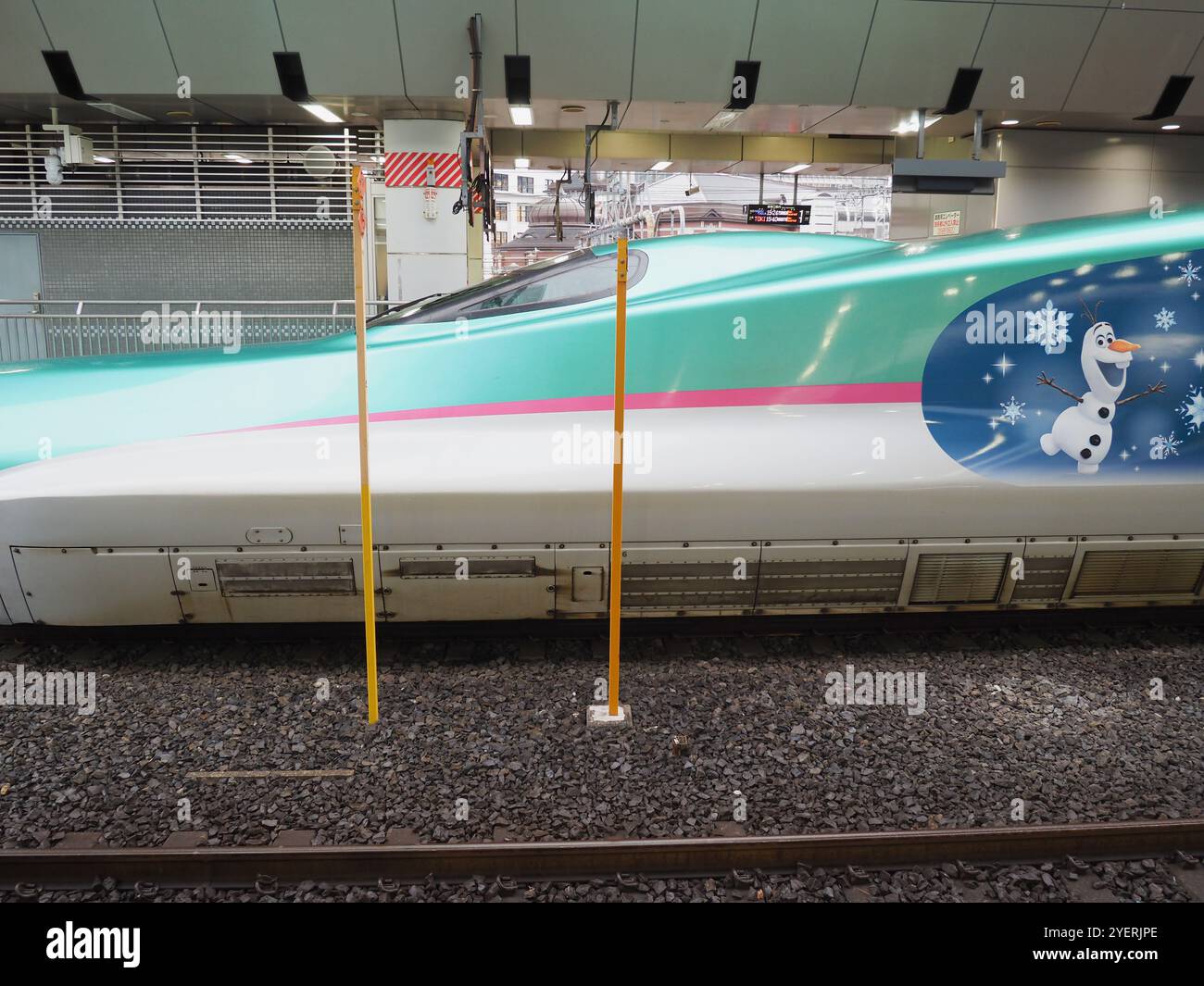 TOKIO, JAPAN - 29. Oktober 2024: Detail der Vorderseite des Disney-Themas-Hochgeschwindigkeitszugs, der magischen Reise Shinkansen, am Bahnhof Tokio. Stockfoto