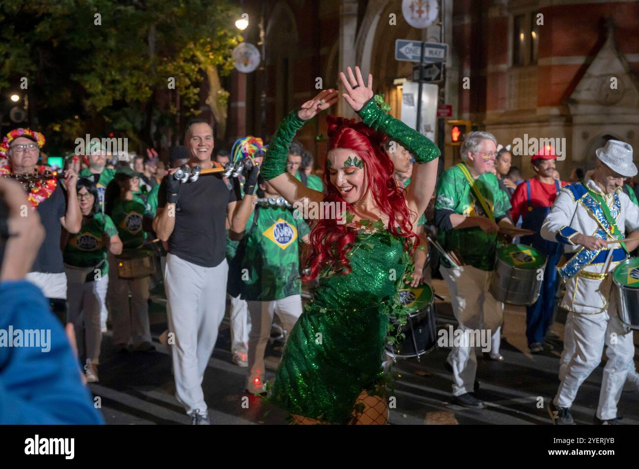 New York, New York, USA. 31. Oktober 2024. (Neu) halloween-Parade in New york City 2024. 31. Oktober 2024, New york, New york, usa: Eine Tänzerin einer Samba-Gruppe tritt 2024 am 31. oktober 2024 bei der 51. Jährlichen halloween-Parade in New york City auf. (Foto: M10s/thenews2) (Foto: M10s/Thenews2/Zumapress) (Bild: © Ron Adar/TheNEWS2 via ZUMA Press Wire) NUR ZUR REDAKTIONELLEN VERWENDUNG! Nicht für kommerzielle ZWECKE! Stockfoto