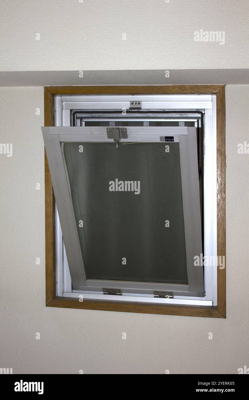 Kleines Fenster zur Belüftung in einem flachen Raum Stockfoto Kleines Fenster zur Belüftung in einem flachen Raum Stockfoto