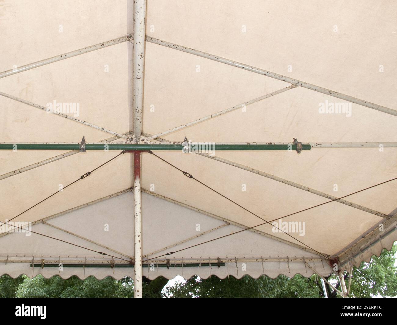 Weißes Zelt und Gestell Stockfoto