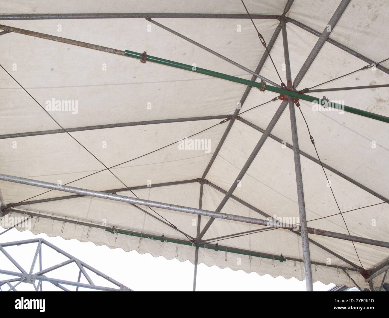 Weißes Zelt und Gestell Stockfoto
