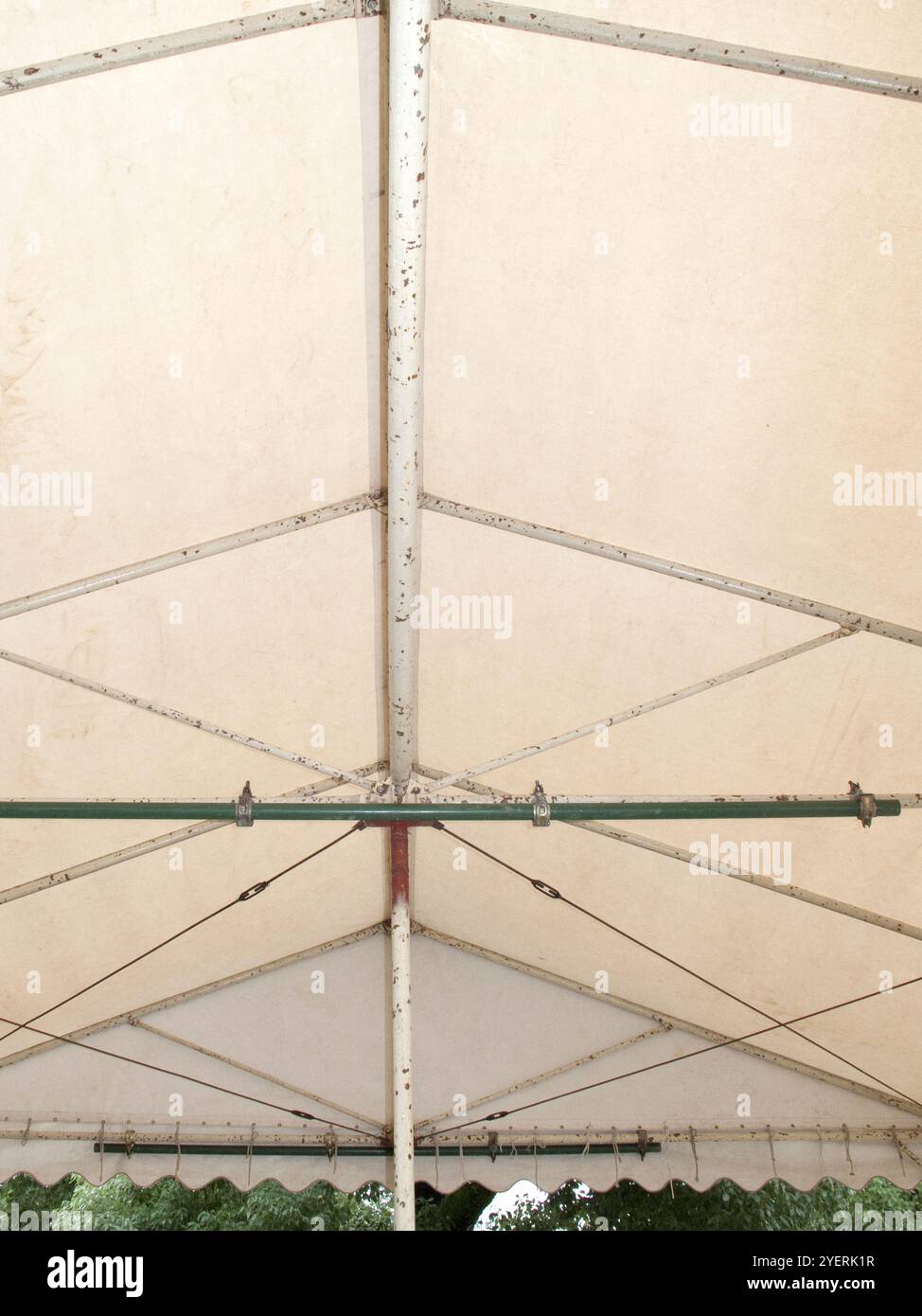 Weißes Zelt und Gestell Stockfoto