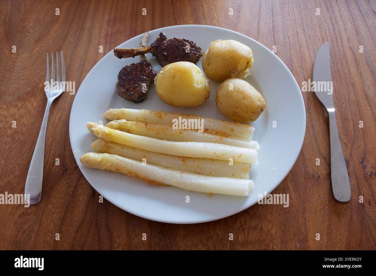 Weißer Spargel, neue Kartoffeln und Lammkoteletts Stockfoto