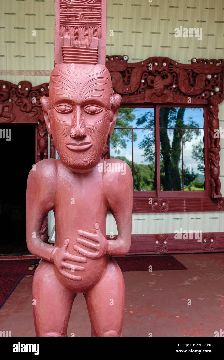 Eine traditionelle Maori Holzschnitzerei am Eingang zum Versammlungshaus, Waitangi Treaty Grounds, Paihia, Bay of Islands, Nordinsel, Neuseeland Stockfoto