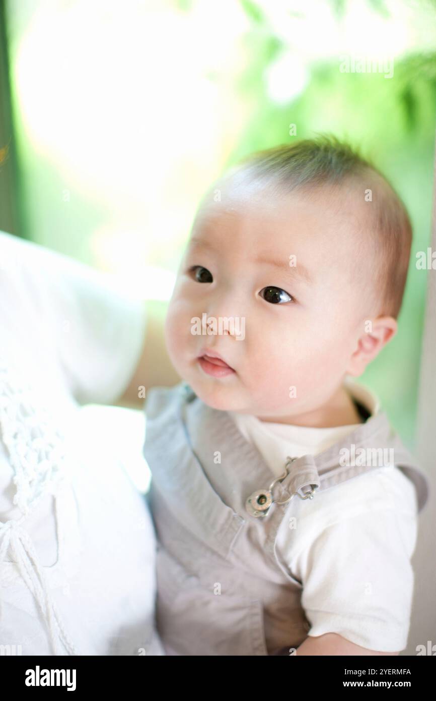 Baby von der Mutter getragen werden Stockfoto