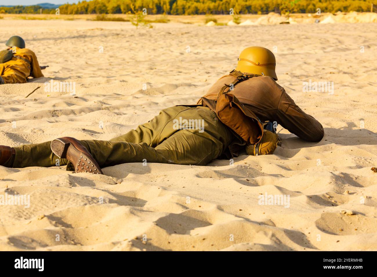 Wiederaufbau-Belagerung von Tobruk während des Zweiten Weltkriegs. Ein Soldat des Deutschen Afrikanischen Korps kämpft in der Wüste. Błędów Wüste, Schlesien, Polen Stockfoto