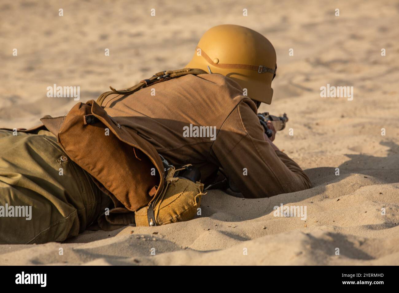 Wiederaufbau-Belagerung von Tobruk während des Zweiten Weltkriegs. Ein Soldat des Deutschen Afrikanischen Korps kämpft in der Wüste. Błędów Wüste, Schlesien, Polen Stockfoto