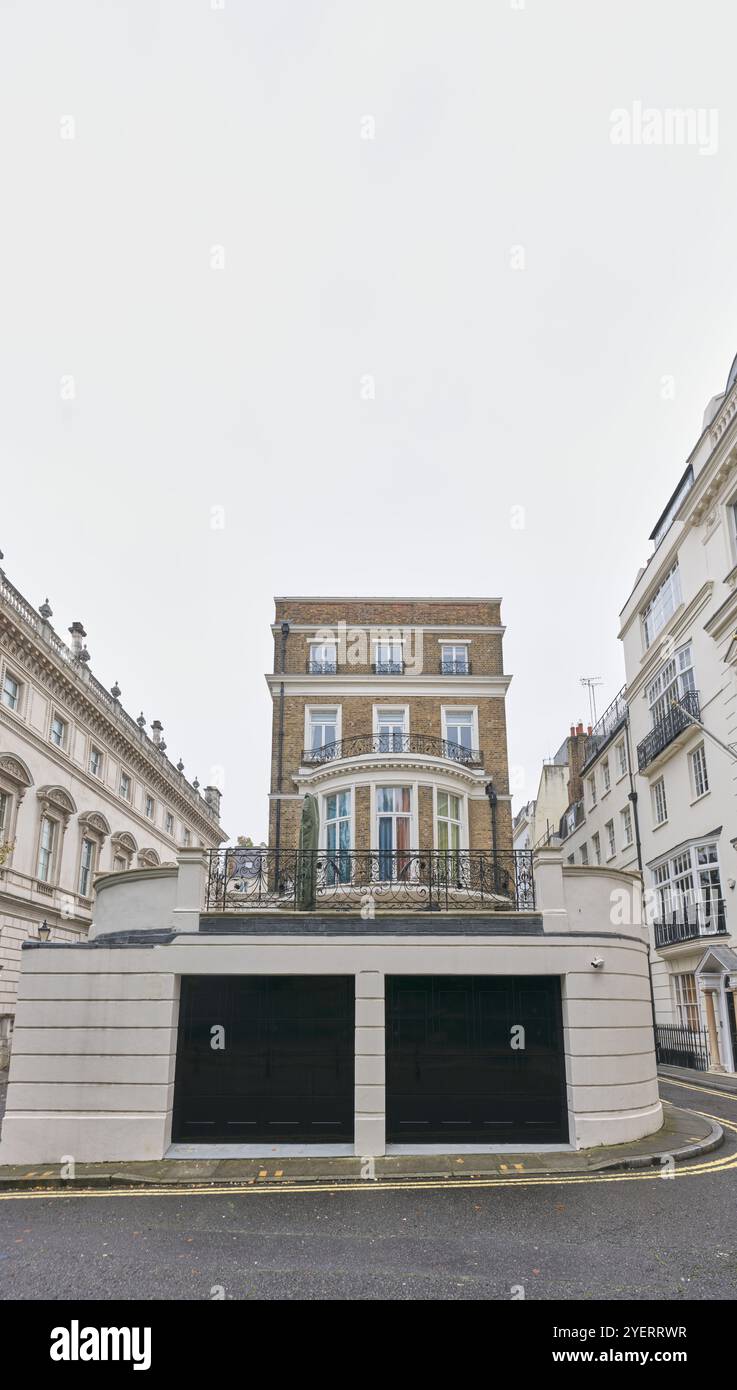 Zwei Garagen vor Selwyn House, Cleveland Row, London, England. Stockfoto