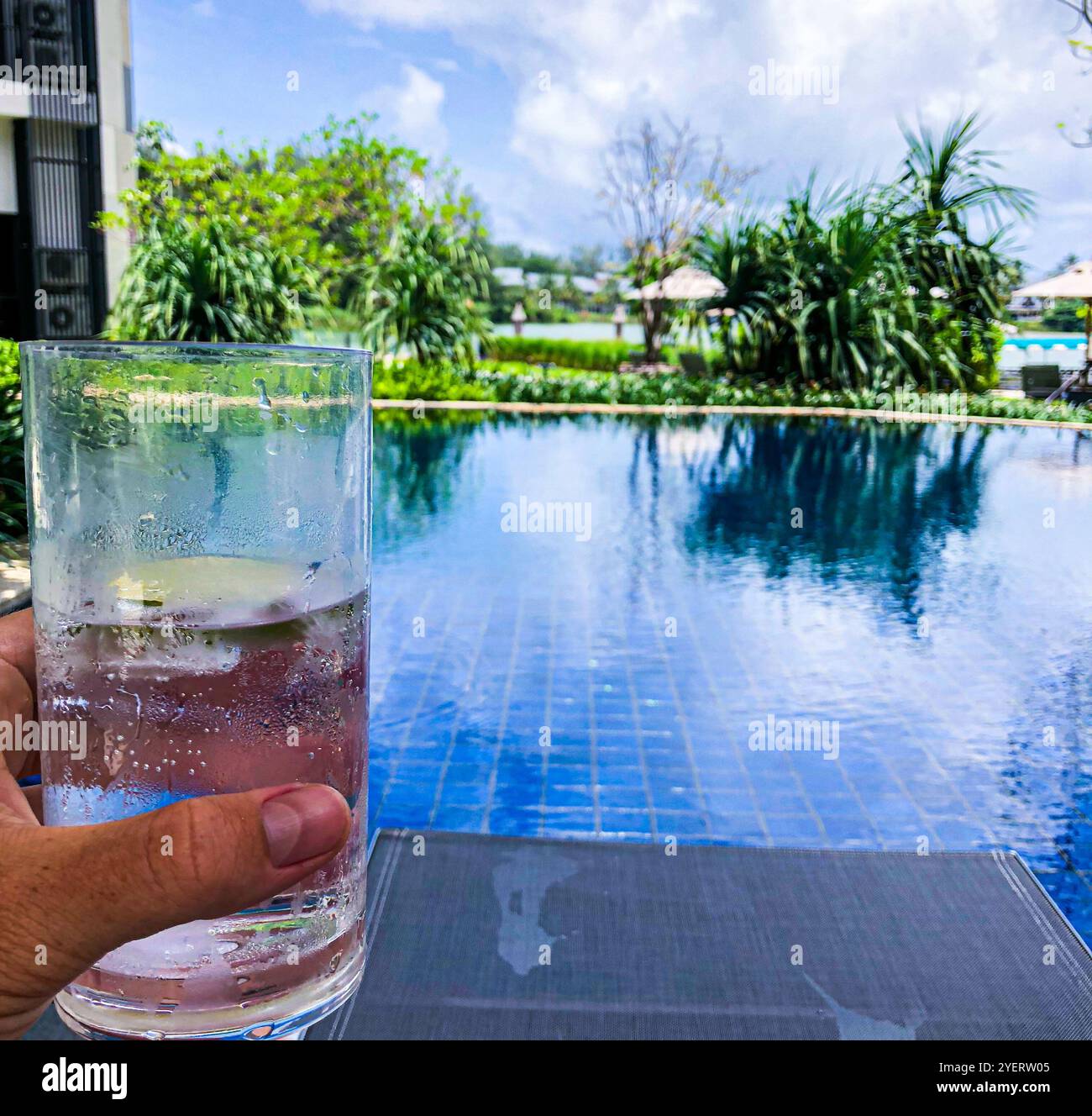 Entspannender Swimmingpool im Sommer Stockfoto