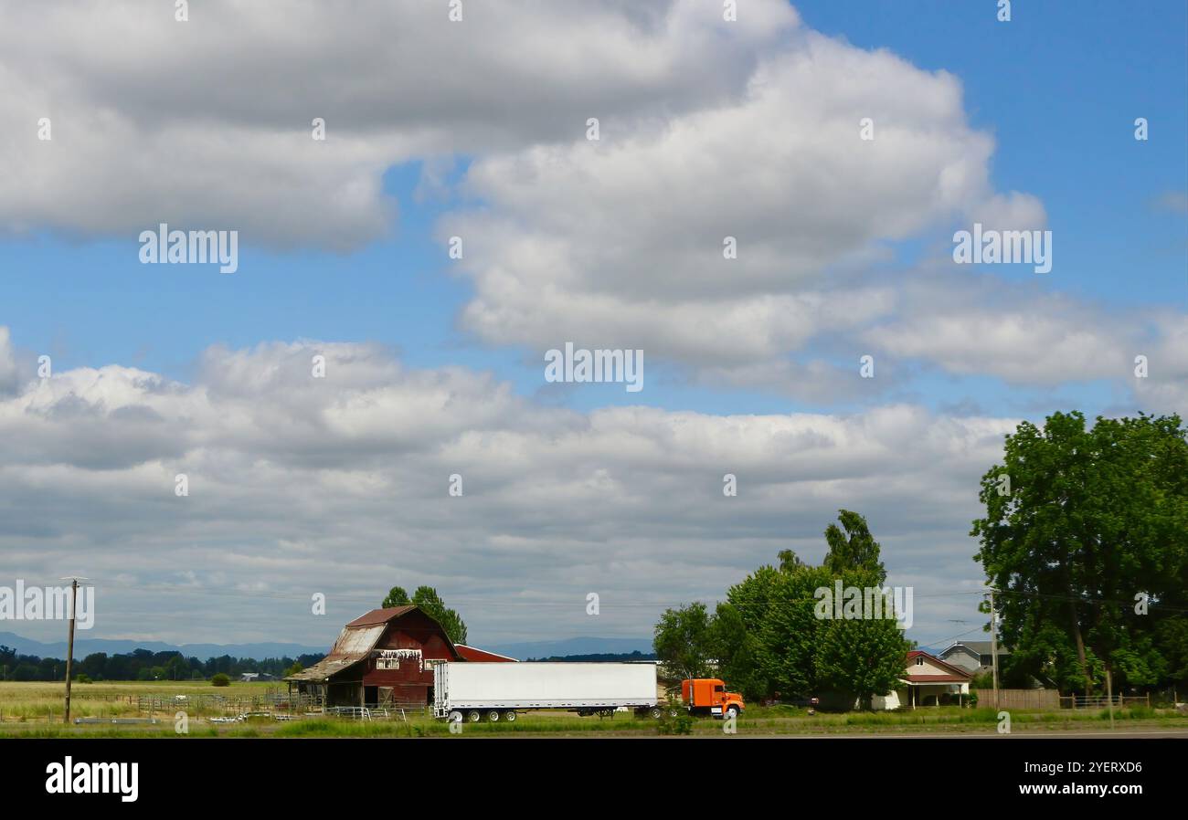 Blick aus dem Inneren eines Autos, das auf dem interstate Highway 5 in nördlicher Richtung fährt, mit einem Lastwagen, der an Bauernhäusern in Oregon USA vorbeifährt Stockfoto