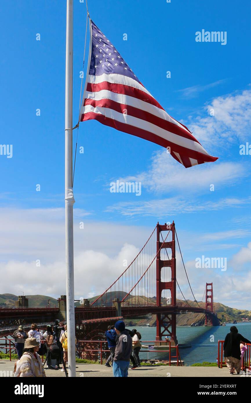 Die US-Flagge auf Halbmast am Memorial Day 2023 mit der Golden Gate Bridge und Touristen San Francisco California USA Stockfoto