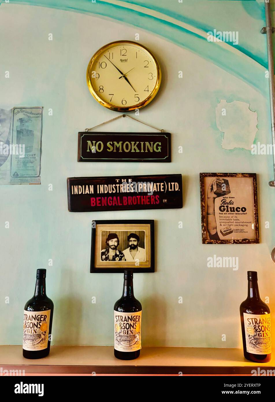 Inneneinrichtung im Bengal Brothers Restaurant in Wan Chai, Hongkong - Smartphone-aufgenommenes Stockfoto