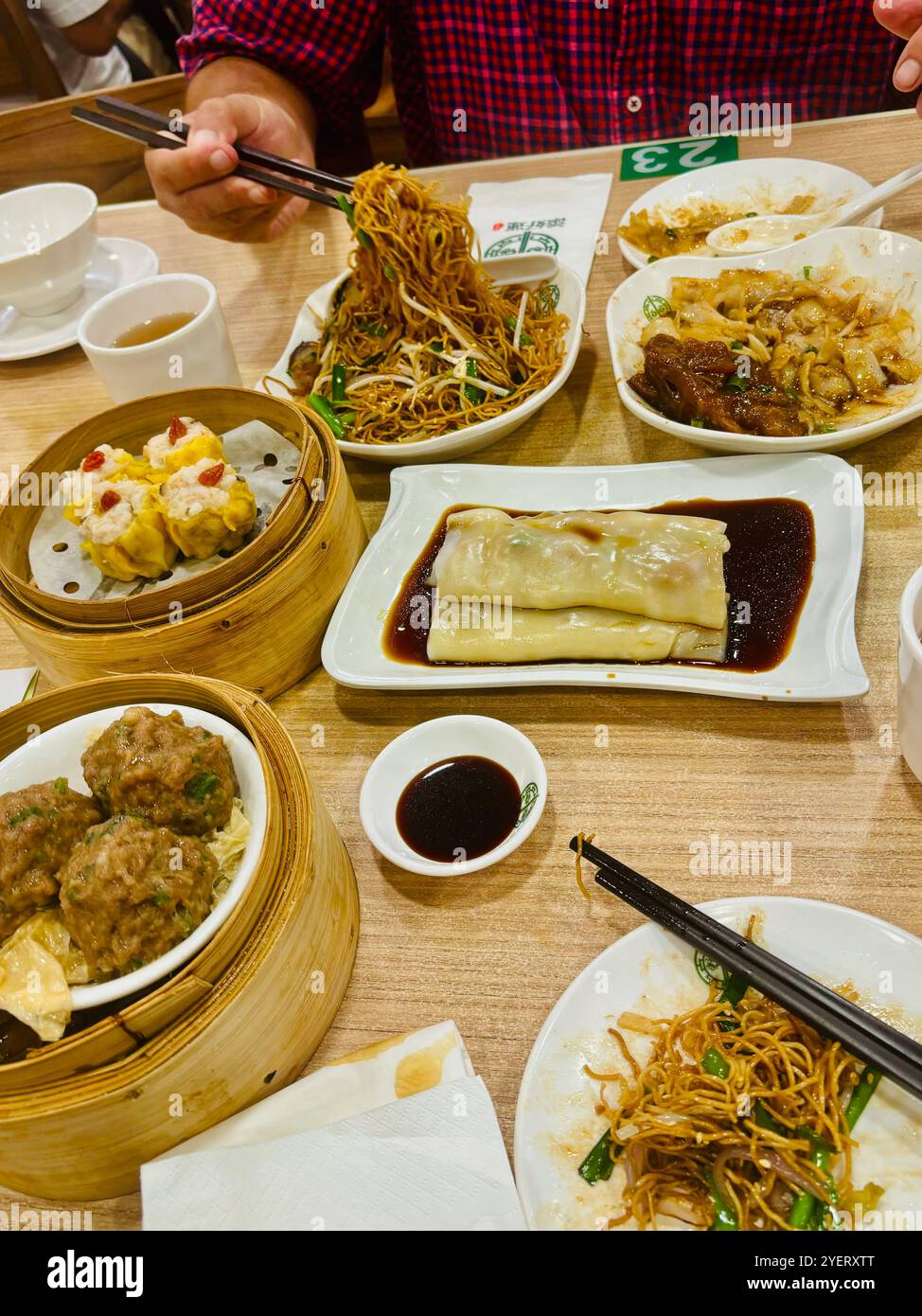 Traditionelles kantonesisches Essen im Tim Ho Wan Dim Sum Restaurant im IFC Einkaufszentrum in Hongkong. Stockfoto