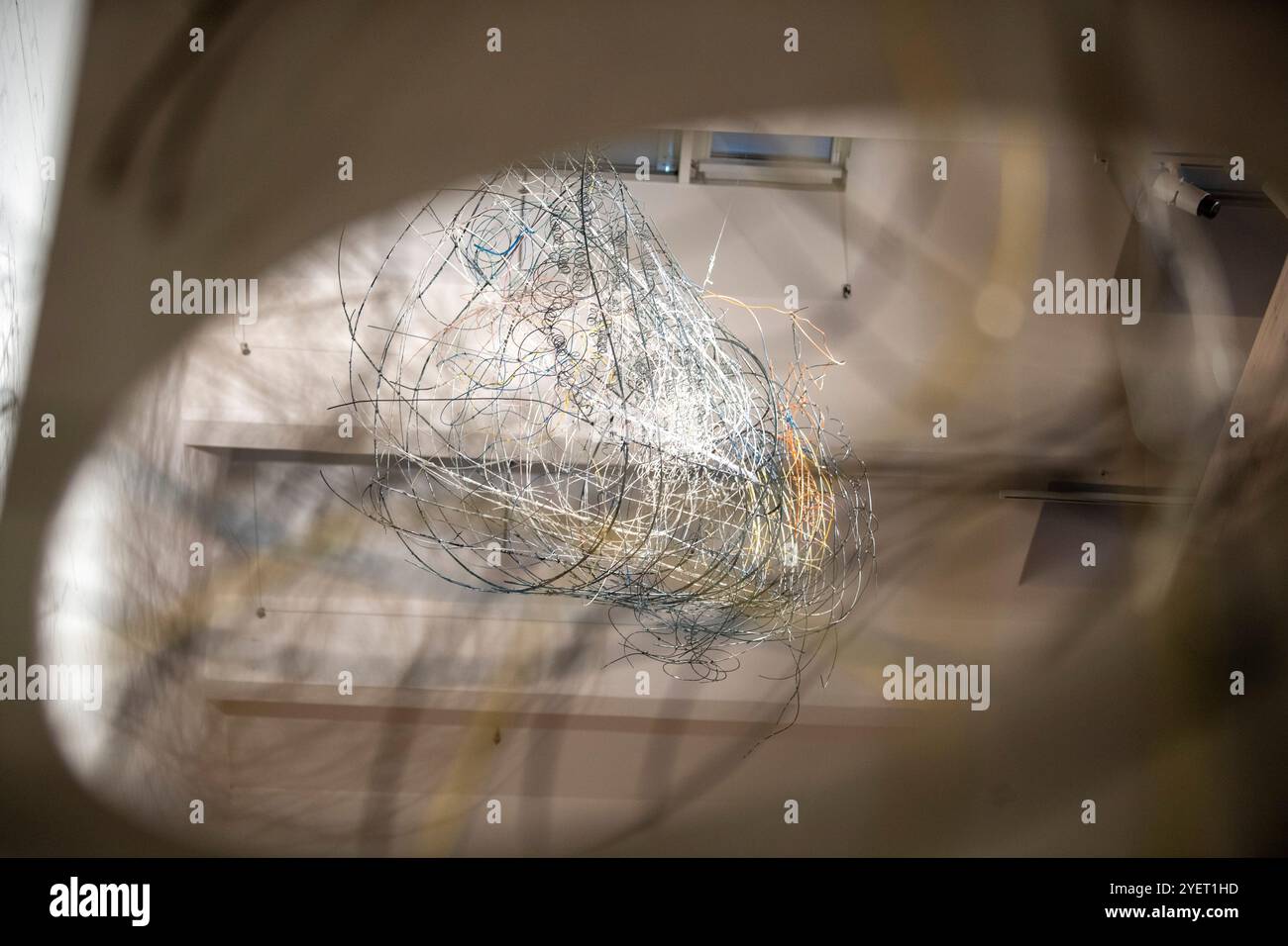 Pardubice, Tschechische Republik. November 2024. Die neue Ausstellung „Karel Malich: Me and the one I Meet“ wird morgen in der GoCar Gallery, Pardubice, am 1. November 2024, eröffnet. Quelle: Josef Vostarek/CTK Photo/Alamy Live News Stockfoto