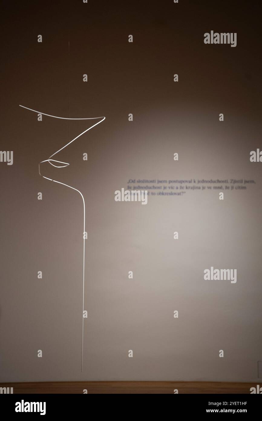 Pardubice, Tschechische Republik. November 2024. Die neue Ausstellung „Karel Malich: Me and the one I Meet“ wird morgen in der GoCar Gallery, Pardubice, am 1. November 2024, eröffnet. Quelle: Josef Vostarek/CTK Photo/Alamy Live News Stockfoto