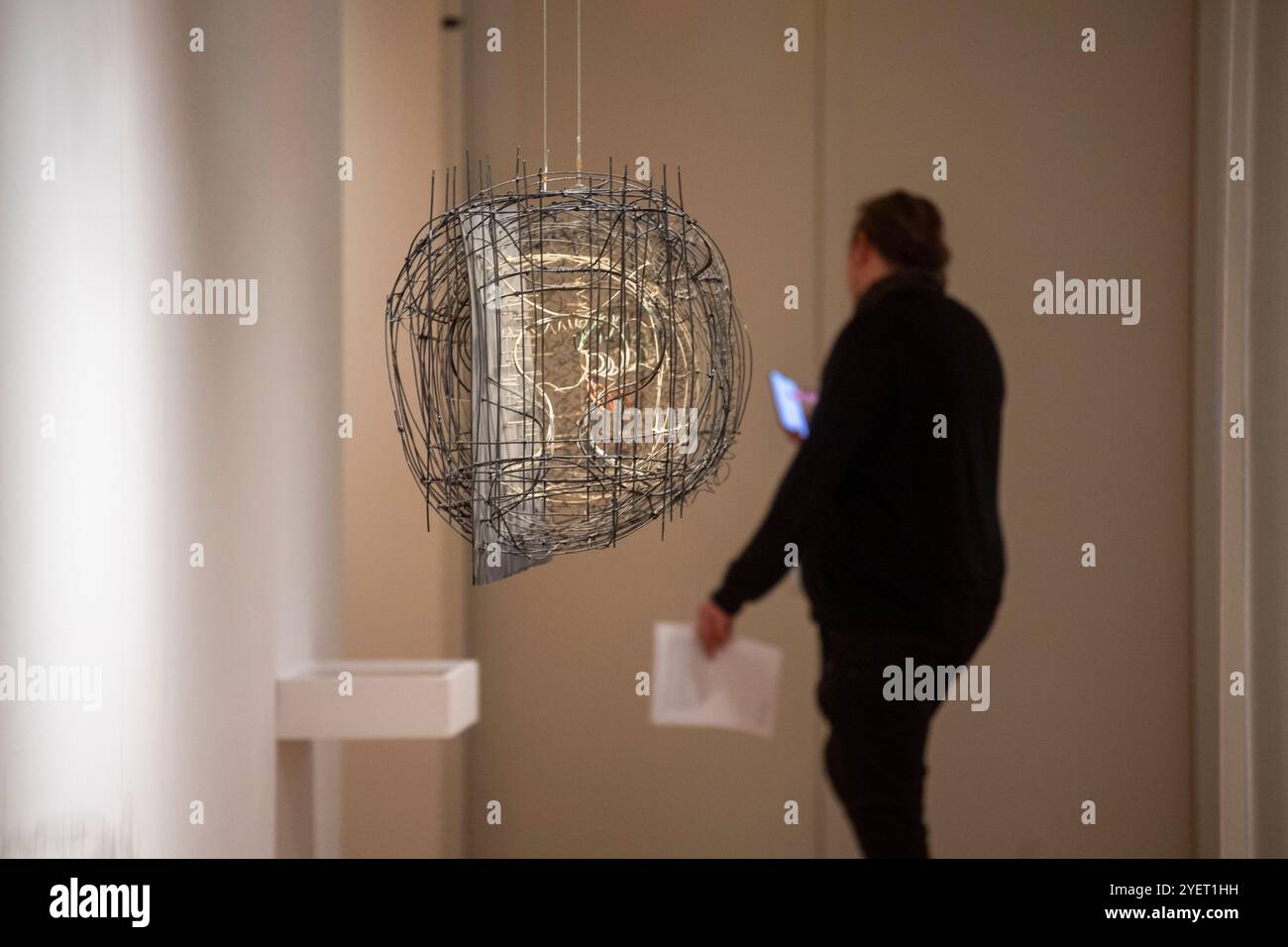 Pardubice, Tschechische Republik. November 2024. Die neue Ausstellung „Karel Malich: Me and the one I Meet“ wird morgen in der GoCar Gallery, Pardubice, am 1. November 2024, eröffnet. Quelle: Josef Vostarek/CTK Photo/Alamy Live News Stockfoto