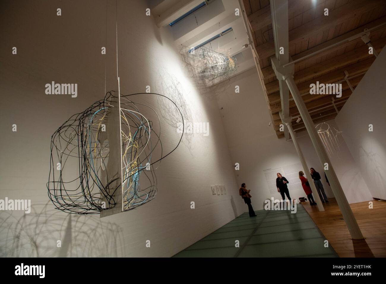 Pardubice, Tschechische Republik. November 2024. Die neue Ausstellung „Karel Malich: Me and the one I Meet“ wird morgen in der GoCar Gallery, Pardubice, am 1. November 2024, eröffnet. Quelle: Josef Vostarek/CTK Photo/Alamy Live News Stockfoto