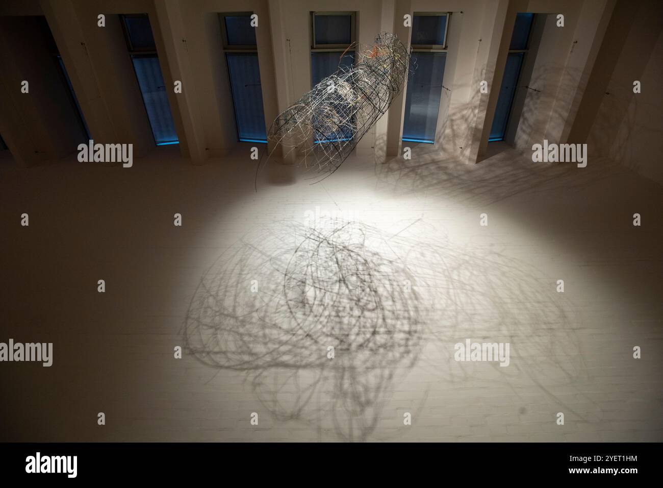 Pardubice, Tschechische Republik. November 2024. Die neue Ausstellung „Karel Malich: Me and the one I Meet“ wird morgen in der GoCar Gallery, Pardubice, am 1. November 2024, eröffnet. Quelle: Josef Vostarek/CTK Photo/Alamy Live News Stockfoto