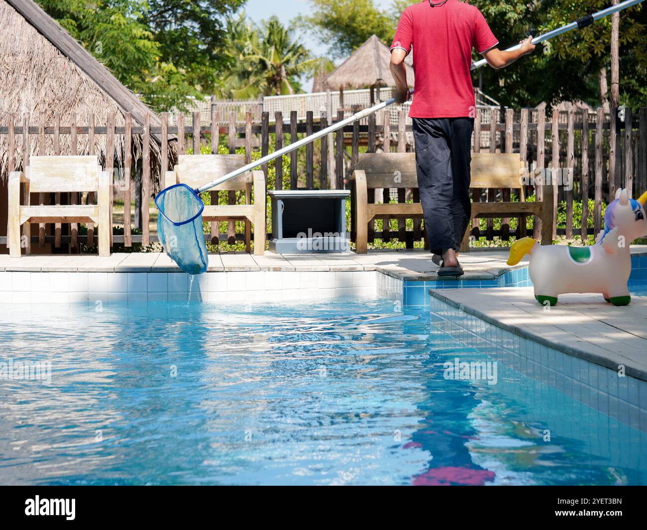 Putzbecken, Ein Mann mit Putzgeräten für Schwimmbad. Stockfoto