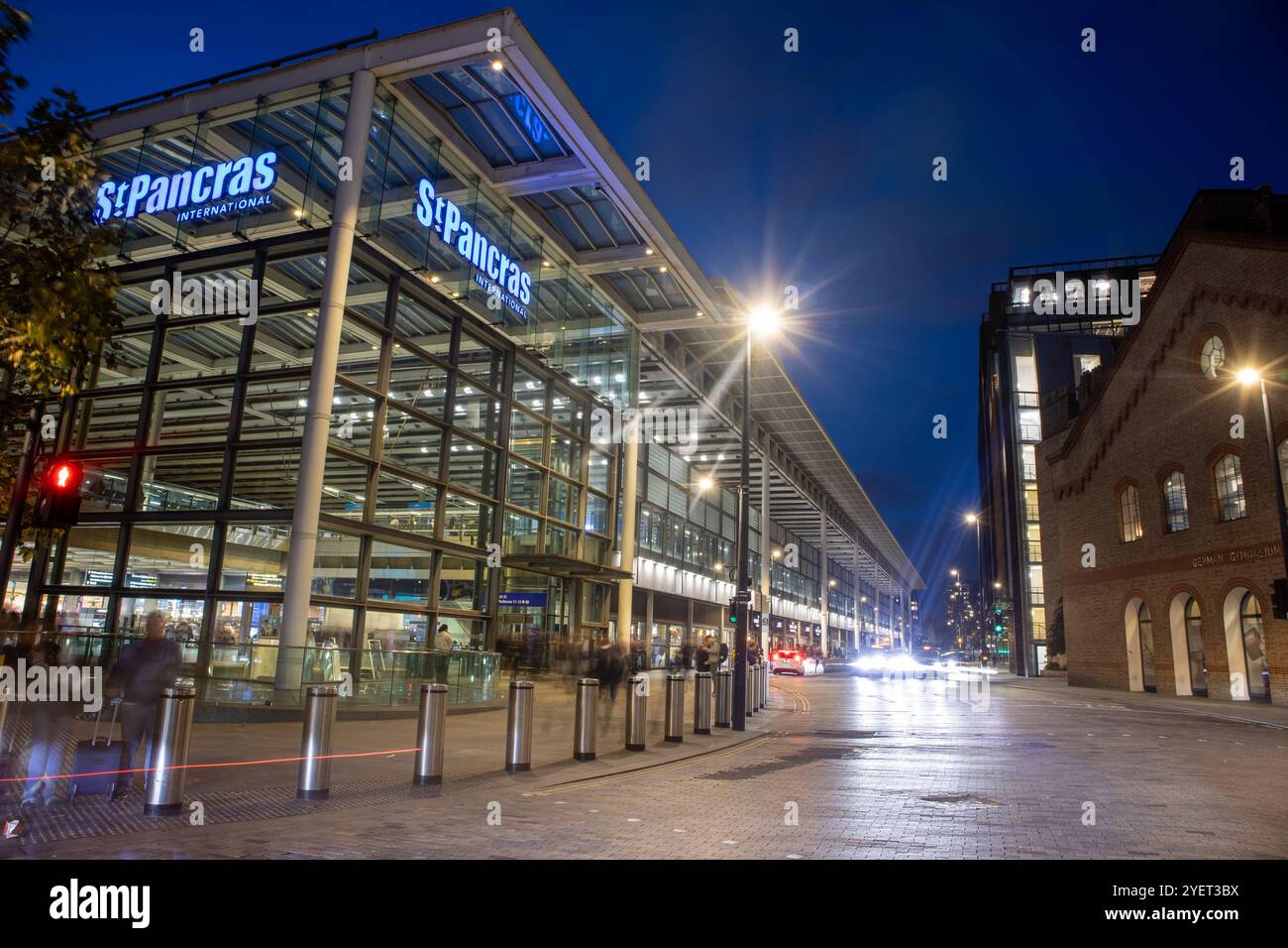 Blaue Stunde am Bahnhof St. Pancras, London, Großbritannien Stockfoto